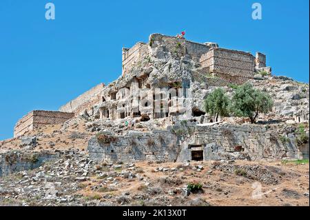 Uralte Felsengräber in den Bergen in Tlos Turkey Stockfoto