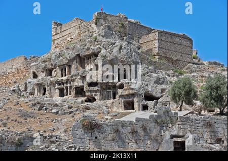 Uralte Felsengräber in den Bergen in Tlos Turkey Stockfoto