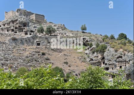 Uralte Felsengräber in den Bergen in Tlos Turkey Stockfoto