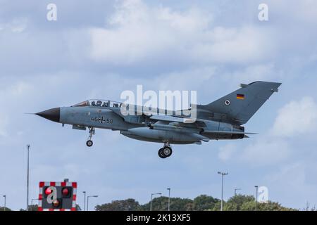 Ein deutscher Tornado, der am 7.. September 2022 in RAF Waddington landet. Stockfoto