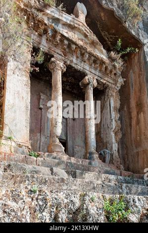 Amyntas Felsgräber - 4. BC Gräber geschnitzt in steilen Klippen. Stadt Fethiye, Türkei. Stockfoto