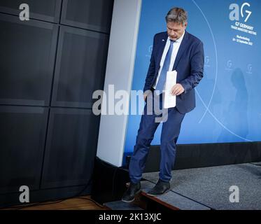 Neuhardenberg, Deutschland. 15. September 2022. Robert Habeck (Bündnis 90/die Grünen), Bundesminister für Wirtschaft und Klimaschutz, verlässt nach dem Treffen der G7 Handelsminister im Schloss Neuhardenberg die Abschlusspressekonferenz. Quelle: Kay Nietfeld/dpa/Alamy Live News Stockfoto