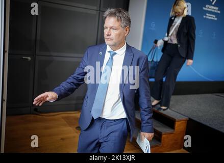 Neuhardenberg, Deutschland. 15. September 2022. Robert Habeck (Bündnis 90/die Grünen), Bundesminister für Wirtschaft und Klimaschutz, verlässt nach dem Treffen der G7 Handelsminister im Schloss Neuhardenberg die Abschlusspressekonferenz. Quelle: Kay Nietfeld/dpa/Alamy Live News Stockfoto