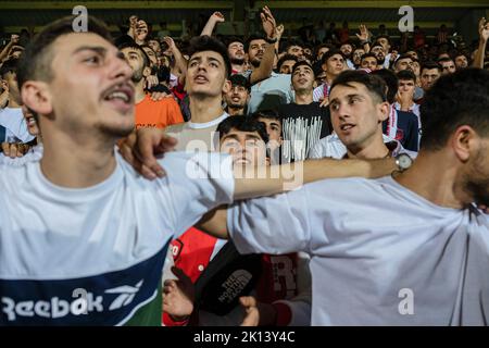 Batman, Türkei. 14. September 2022. Tausende von Fans sehen das Spiel mit Spannung, während sie ihre Teams anfeuern. Batman Petrolspor, der in der türkischen Liga von 2. antritt, moderierte Hes Ilac Afyonspor in seinem Spiel von 4.. Batman Petrolspor gewann das Spiel, das von tausenden Fans verfolgt wurde. Fans des Teams in Rot und Weiß nennen sich die Fledermäuse. Fans unterstützen ihr Team, indem sie Hymnen auf Türkisch und Kurdisch singen. Kredit: SOPA Images Limited/Alamy Live Nachrichten Stockfoto