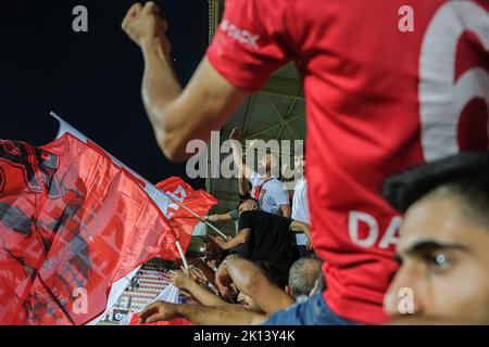 Batman, Türkei. 14. September 2022. Tausende von Fans sehen das Spiel mit Spannung, während sie ihre Teams anfeuern. Batman Petrolspor, der in der türkischen Liga von 2. antritt, moderierte Hes Ilac Afyonspor in seinem Spiel von 4.. Batman Petrolspor gewann das Spiel, das von tausenden Fans verfolgt wurde. Fans des Teams in Rot und Weiß nennen sich die Fledermäuse. Fans unterstützen ihr Team, indem sie Hymnen auf Türkisch und Kurdisch singen. Kredit: SOPA Images Limited/Alamy Live Nachrichten Stockfoto