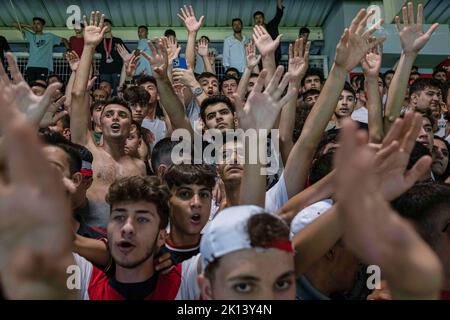 Batman, Türkei. 14. September 2022. Tausende von Fans sehen das Spiel mit Spannung, während sie ihre Teams anfeuern. Batman Petrolspor, der in der türkischen Liga von 2. antritt, moderierte Hes Ilac Afyonspor in seinem Spiel von 4.. Batman Petrolspor gewann das Spiel, das von tausenden Fans verfolgt wurde. Fans des Teams in Rot und Weiß nennen sich die Fledermäuse. Fans unterstützen ihr Team, indem sie Hymnen auf Türkisch und Kurdisch singen. Kredit: SOPA Images Limited/Alamy Live Nachrichten Stockfoto