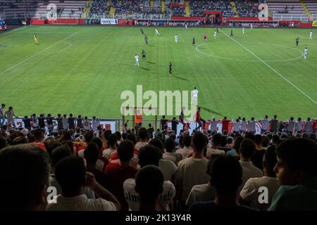 Batman, Türkei. 14. September 2022. Tausende von Fans sehen das Spiel mit Spannung, während sie ihre Teams anfeuern. Batman Petrolspor, der in der türkischen Liga von 2. antritt, moderierte Hes Ilac Afyonspor in seinem Spiel von 4.. Batman Petrolspor gewann das Spiel, das von tausenden Fans verfolgt wurde. Fans des Teams in Rot und Weiß nennen sich die Fledermäuse. Fans unterstützen ihr Team, indem sie Hymnen auf Türkisch und Kurdisch singen. Kredit: SOPA Images Limited/Alamy Live Nachrichten Stockfoto