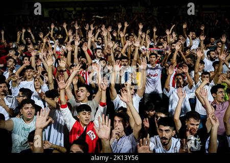 Batman, Türkei. 14. September 2022. Tausende von Fans sehen das Spiel mit Spannung, während sie ihre Teams anfeuern. Batman Petrolspor, der in der türkischen Liga von 2. antritt, moderierte Hes Ilac Afyonspor in seinem Spiel von 4.. Batman Petrolspor gewann das Spiel, das von tausenden Fans verfolgt wurde. Fans des Teams in Rot und Weiß nennen sich die Fledermäuse. Fans unterstützen ihr Team, indem sie Hymnen auf Türkisch und Kurdisch singen. Kredit: SOPA Images Limited/Alamy Live Nachrichten Stockfoto