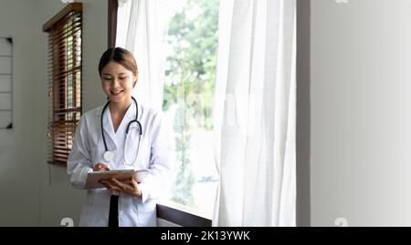 Portrait asiatische weibliche Arzt Notiz auf Zwischenablage. Stockfoto