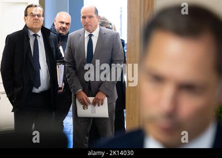 Lüttich Bürgermeister Willy Demeyer, Ixelles - Elsene Bürgermeister Christos Doulkeridis, Brussel-bruxelles Bürgermeister Philippe Close und Premierminister Alexander De Croo im Bild vor einer Sicherheitskonsultation der Bundesregierung und des Generalanwalts und des Bundesanwalts, mit den Bürgermeistern von u.a. Antwerpen, Brüssel, Gent, Lüttich und Namur, im Rahmen der Bekämpfung der organisierten Kriminalität, am Donnerstag, den 15. September 2022 in Brüssel. BELGA FOTO BENOIT DOPPAGNE Stockfoto