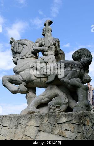 Denkmal des Fürsten Swjatoslaw auf einem aus Stein gemeißelten Pferd Kiew, Ukraine Stockfoto