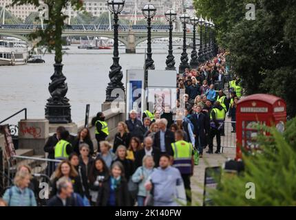 London, Großbritannien. 15. September 2022. Königin Elizabeth II. Starb vor genau einer Woche. Seitdem wächst die Trauer im Land. Unzählige Menschen stehen nun in einer etwa 6 Kilometer langen Schlange, die sich durch das gesamte Londoner Zentrum zieht, um der Königin Auf Wiedersehen zu sagen. Quelle: Christian Charisius/dpa/Alamy Live News Stockfoto