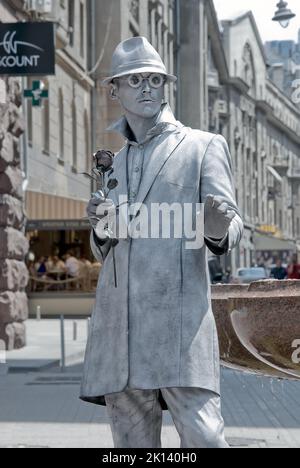 Eine nicht identifizierte Straßenmime spielt in der Chreschtschatyk-Straße in Kiew, Ukraine Stockfoto