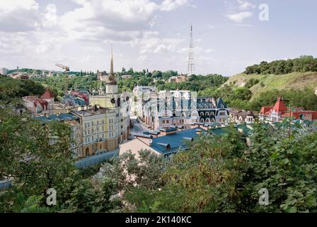 Gesamtansicht der Andrijivskyj-Abfahrt mit der Andreaskirche im Hintergrund in Kiew, Ukraine Stockfoto