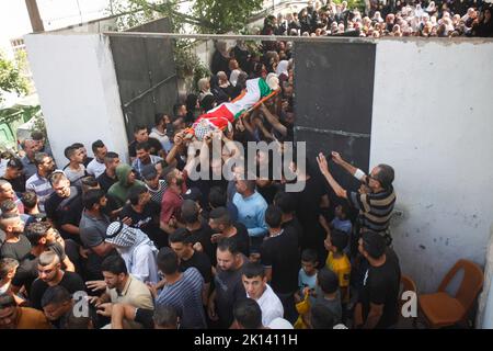 Jenin, Palästina. 15. September 2022. (ANMERKUNG DER REDAKTION: Das Bild zeigt den Tod)Trauernde tragen den Leichnam des Salah17-jährigen Odai, der von israelischen Armeekräften während der Zusammenstöße im Dorf Kafr Dan, der östlichen Stadt Jenin am Westufer, getötet wurde. Kredit: SOPA Images Limited/Alamy Live Nachrichten Stockfoto