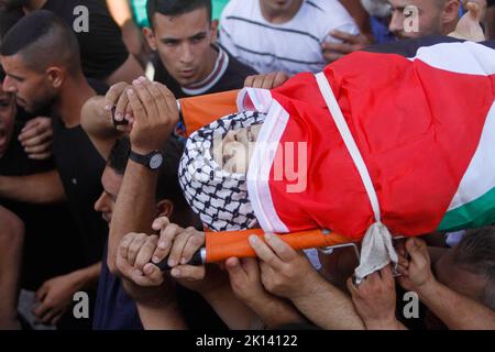 Jenin, Palästina. 15. September 2022. (ANMERKUNG DER REDAKTION: Das Bild zeigt den Tod)Trauernde tragen den Leichnam des Salah17-jährigen Odai, der von israelischen Armeekräften während der Zusammenstöße im Dorf Kafr Dan, der östlichen Stadt Jenin am Westufer, getötet wurde. Kredit: SOPA Images Limited/Alamy Live Nachrichten Stockfoto