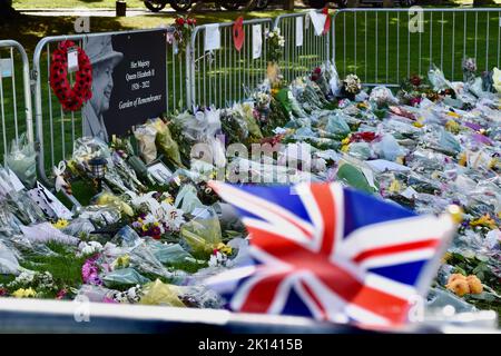 Stockton-on-Tees, Großbritannien. 15. September 2022. Mitglieder der öffentlichen und lokalen Schulen haben sich versammelt, um Blumen zu legen und Ehrungen zur Erinnerung an ihre verstorbene Majestät Königin Elizabeth II. Im Garden of Remembrance on the Green, Norton Village, Stockton-on-Tees, zu hinterlassen. Das farbenfrohe Meer aus Blumen wächst weiter, und die Seelenhundler besuchen die Monarch, die Anfang dieses Jahres ihr Platin-Jubiläum gefeiert hat, weiterhin und respektieren sie. Quelle: Teesside Snapper/Alamy Live News Stockfoto