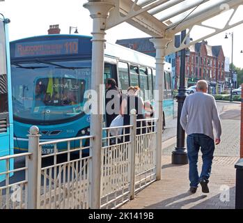 Runcorn Altstadt Busbahnhof, Busse, Buslinien, 110, 61, Busbahnhof Runcorn High Street, Halton, Cheshire, England, UK, WA7 1LX Stockfoto