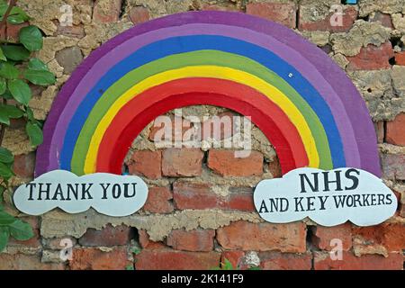 Rainbow on a Wall in Runcorn Old Town, Dankeschön, NHS und Key Workers, klatschte, aber bot keine angemessenen Gehaltserhöhungen an, Cheshire, England, Großbritannien Stockfoto