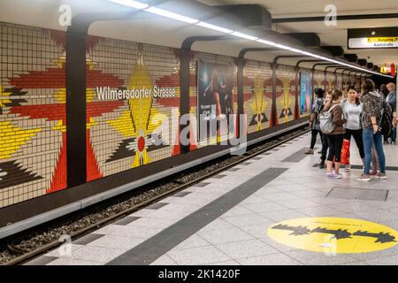 U-Bahnhof Wilmersdorferstrasse , U7, Bahnsteig, Nahverkehr, Menschen, Berlin-Wilmersdorf , Deutschland Stockfoto