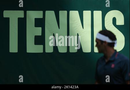 Halle, Deutschland. 16.. Juni 2021. Tennis: ATP Tour Singles, Männer, 16. Runde, Auger-Aliassime (Kanada) - Federer (Schweiz). Roger Federer ist vor einem Banner "Tennis" zu sehen. Federer beendet seine Karriere. Der Laver Cup nächste Woche in London wird sein letzter Auftritt auf der ATP Tour sein, teilte der 41-Jährige am Donnerstag mit. Quelle: Friso Gentsch/dpa/Alamy Live News Stockfoto