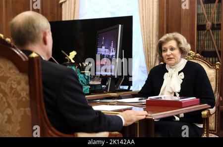 Moskau, Russland. 14. September 2022. Der russische Präsident Wladimir Putin hält am 14. September 2022 in Moskau ein Treffen mit dem Chef von Rospotrebnadzor und der Chefarztin der Staatssanitäter Anna Popova, rechts, im Kreml ab. Russland. Kredit: Gavriil Grigorov/Kremlin Pool/Alamy Live Nachrichten Stockfoto