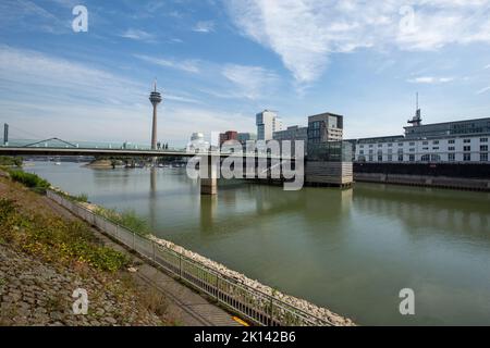 Düsseldorf - Blick vom Binnenhafen mit zu Gebäuden und TV-Tower Media-Hafen, Nordrhein Westphahlia, ,Deutschland, 22.09.2016 Stockfoto