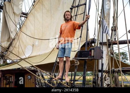 Kapitän Andreas Lackner, Gründer der Reederei 'Fairtransport', hier an Bord der 'Tres Hombres' in ihrem Heimathafen in Den Helder Niederlande. Hier wird sie von der Besatzung auf ihre nächste Reise vorbereitet. Der Schoner Tres Hombres transportiert Waren wie Wein, Kaffee, Schokolade und Rum aus der Karibik über den Atlantik nach Europa auf völlig klimaneutrale Weise. Stockfoto