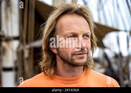 Kapitän Andreas Lackner, Gründer der Reederei 'Fairtransport', hier an Bord der 'Tres Hombres' in ihrem Heimathafen in Den Helder Niederlande. Hier wird sie von der Besatzung auf ihre nächste Reise vorbereitet. Der Schoner Tres Hombres transportiert Waren wie Wein, Kaffee, Schokolade und Rum aus der Karibik über den Atlantik nach Europa auf völlig klimaneutrale Weise. Stockfoto