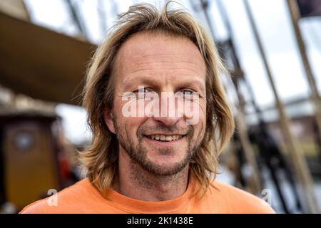 Kapitän Andreas Lackner, Gründer der Reederei 'Fairtransport', hier an Bord der 'Tres Hombres' in ihrem Heimathafen in Den Helder Niederlande. Hier wird sie von der Besatzung auf ihre nächste Reise vorbereitet. Der Schoner Tres Hombres transportiert Waren wie Wein, Kaffee, Schokolade und Rum aus der Karibik über den Atlantik nach Europa auf völlig klimaneutrale Weise. Stockfoto