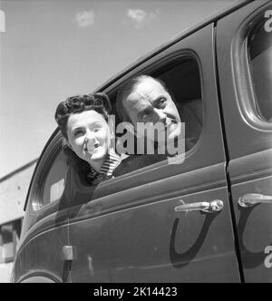 Paar in der 1940s. Ein Mann und eine Frau schauen aus dem Seitenfenster des Autos, als hätten sie etwas Interessantes gesehen. Es sind die Schauspieler Lillebil Kjellén und Schweden, die 1945 einen Film drehen. Schweden Kristoffersson Ref. O103-1 Stockfoto