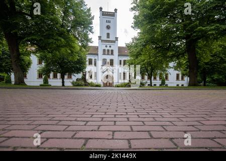 Aurich - Vorderansicht zum Schloss Aurich, das zwischen 1851 und 1855, Niedersachsen, Deutschland, 20.06.2021 erbaut wurde Stockfoto