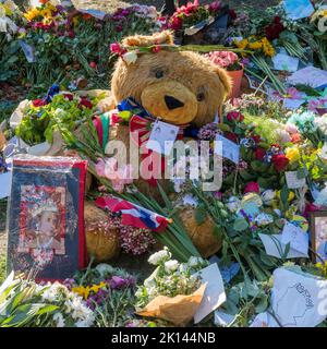 Tausende von Besuchern trauerten um den Tod von Königin Elizabeth II. Im Green Park, im Zentrum von London, wurden riesige Mengen an Blumen und Blumenschmuck zurückgelassen Stockfoto