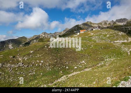 Oberstdorf -Blick vom Zeigersattel in Richtung Höfats mit Edmund-Probst-Haus, Bayern, Deutschland, 21.09.2021 Stockfoto