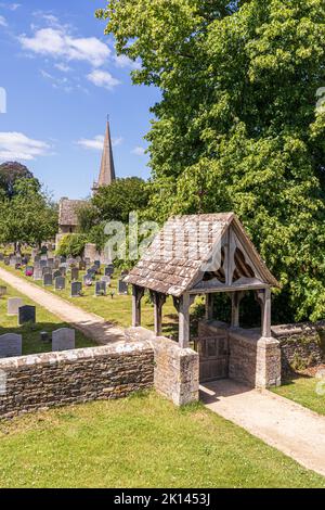 Allerheiligen-Kirche im Cotswold-Dorf Down Ampney, Gloucestershire, Großbritannien. Ralph Vaughan Williams wurde 1872 im Alten Vikariat geboren Stockfoto