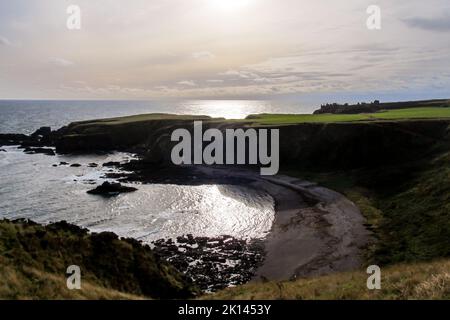 Zauberhafter Blick über eine geschützte Bucht entlang der schottischen Küste mit der Nordsee Stockfoto