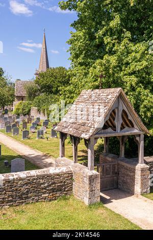 Allerheiligen-Kirche im Cotswold-Dorf Down Ampney, Gloucestershire, Großbritannien. Ralph Vaughan Williams wurde 1872 im Alten Vikariat geboren Stockfoto