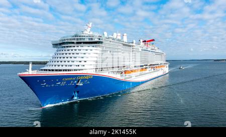 Carnival Cruise Line neues Kreuzfahrtschiff DIE KARNEVALSFEIER macht sich auf dem Weg zu den Seeversuchen durch den finnischen Archipel auf den Weg. Vorderansicht aus der Luft. Stockfoto
