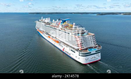 Carnival Cruise Line neues Kreuzfahrtschiff DIE KARNEVALSFEIER macht sich auf dem Weg zu den Seeversuchen durch den finnischen Archipel auf den Weg. Luftaufnahme vom Heck Stockfoto