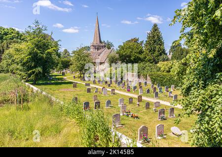 Allerheiligen-Kirche im Cotswold-Dorf Down Ampney, Gloucestershire, Großbritannien. Ralph Vaughan Williams wurde 1872 im Alten Vikariat geboren Stockfoto