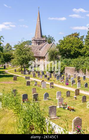 Allerheiligen-Kirche im Cotswold-Dorf Down Ampney, Gloucestershire, Großbritannien. Ralph Vaughan Williams wurde 1872 im Alten Vikariat geboren Stockfoto