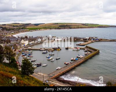 Blick über den Hafen des kleinen Fischerortes Stonehaven in Schottland, Großbritannien Stockfoto