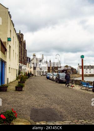Kopfsteinpflasterstraße am Morgen, am Hafen des kleinen schottischen Fischerdorfes Stonehaven Stockfoto