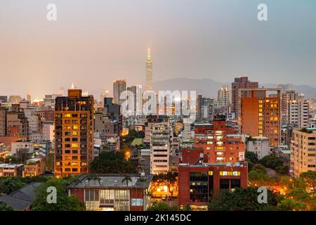 Dämmerung Luftaufnahme des Zhongzheng Bezirks Stadtbild in Taipei, Taiwan Stockfoto