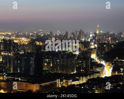 Dämmerung Luftaufnahme des Zhongzheng Bezirks Stadtbild in Taipei, Taiwan Stockfoto