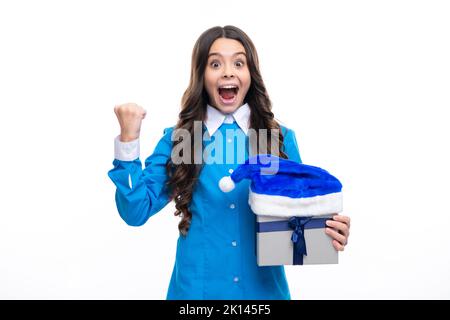 Neujahrs- oder Weihnachtsgeschenk. Aufgeregtes Gesicht. Kind mit Geschenkschachtel auf isoliertem Studiohintergrund. Geschenke zum Kindergeburtstag. Begeistert Stockfoto