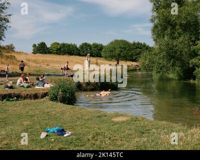 Schwimmen im Sommer in Grantchester Meadows on the River Cam in Cambridge Cambridgeshire England Großbritannien - Sommer auf dem Land Schwimmer Stockfoto