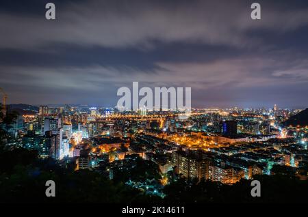 Nachtansicht des Stadtbildes des Bezirks Wenshan von Taipei von Xianjiyan in Taiwan Stockfoto