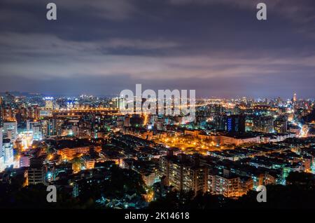 Nachtansicht des Stadtbildes des Bezirks Wenshan von Taipei von Xianjiyan in Taiwan Stockfoto