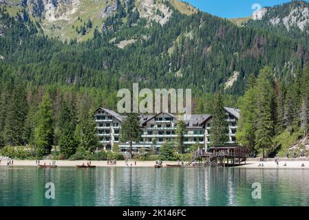 Prags, Italien - 21. August 2022: Hotel am Pragser See, in den Dolomiten, inmitten des grünen Waldes und der Berge. Stockfoto